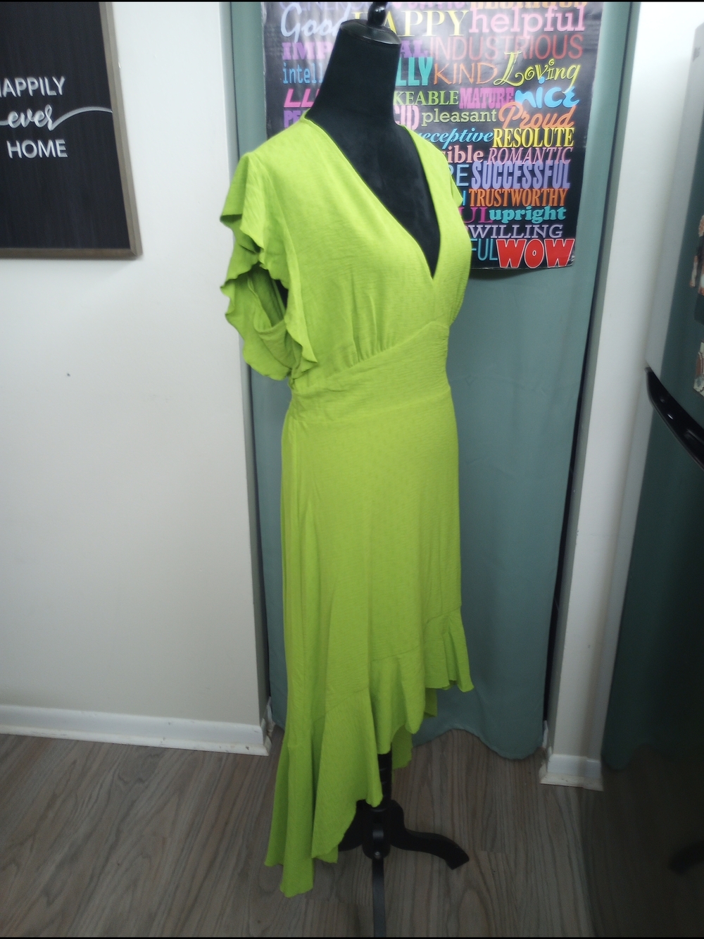 Attractive Vibrant Green V-neck💚 Dress!. - Picture 3 of 4